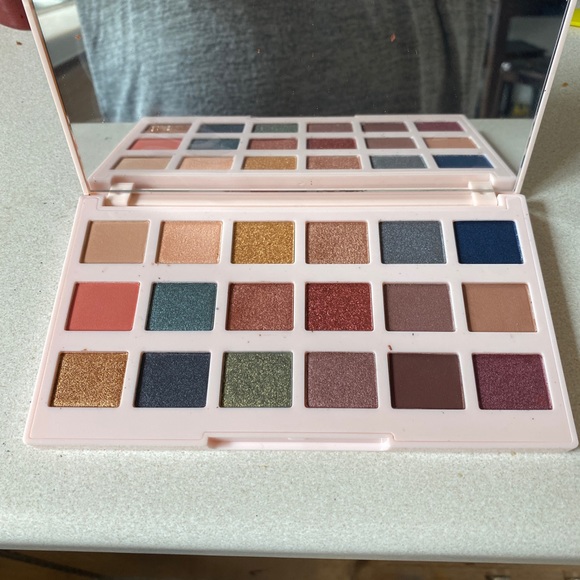 The Editors Eyeshadow Pallet - Picture 2 of 2